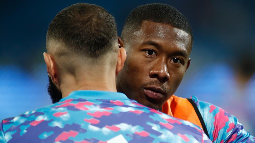 Abrazo entre Benzema y Alaba, en un partido del Real Madrid