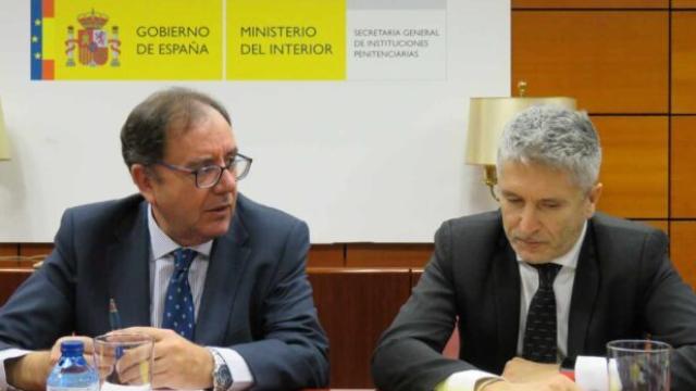 El ministro Marlaska, junto a Ángel Luis Ortiz, secretario general de Instituciones Penitenciarias.