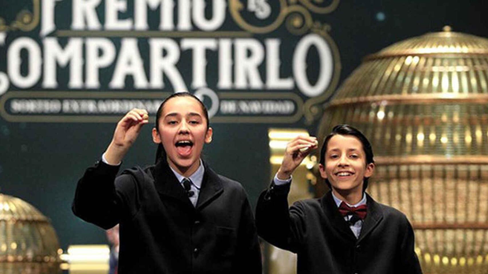 Niños de San Ildefonso cantando un premio.