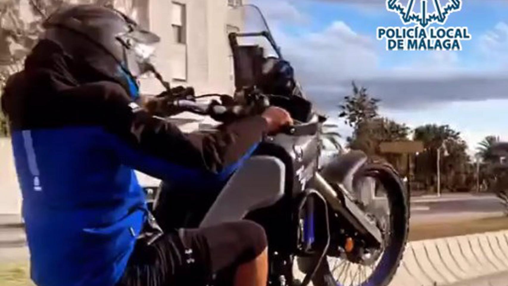 Denunciados un menor por conducir sin carné y un motorista por hacer el caballito y subirlo a Internet.