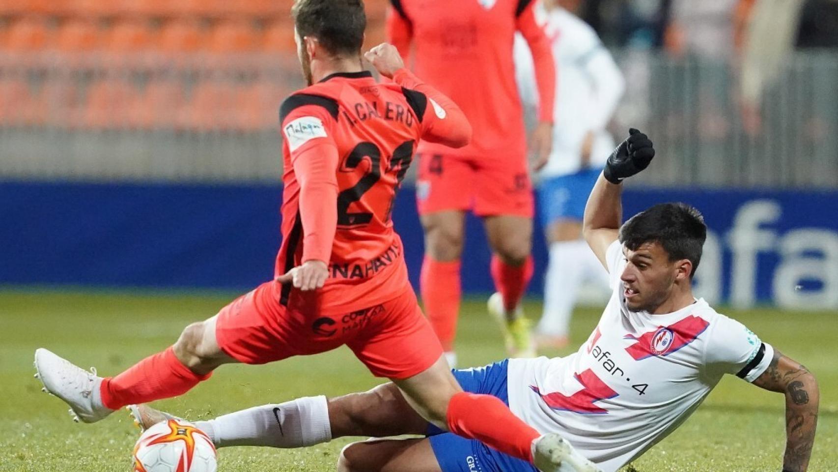 Iván Calero en una acción contra el Rayo Majadahonda.