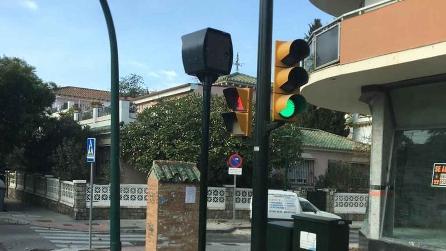 Uno de los radares instalados para controlar los carriles 30 en Málaga.