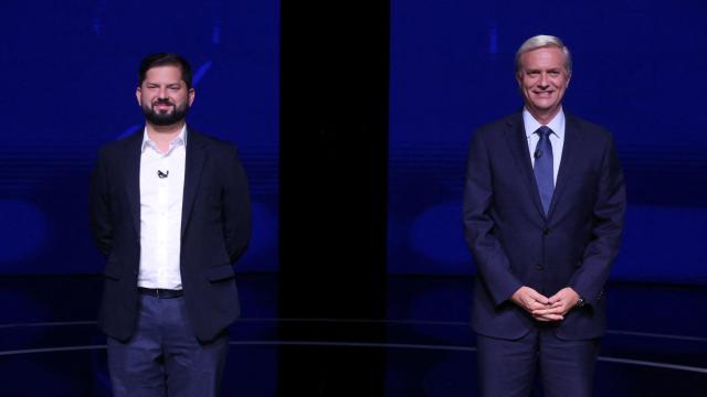Los candidatos Kast y Boric durante el debate.