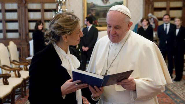 Yolanda Díaz y el Papa Francisco, en febrero de 2024, durante la última visita de la vicepresidenta al Vaticano.