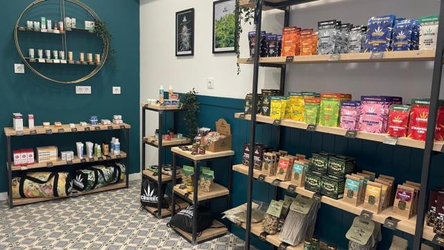 Productos expuestos en CBWeed Shop, en Vigo.