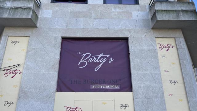 Cartel de la próxima apertura de Berty´s Burger en la calle Arenal.