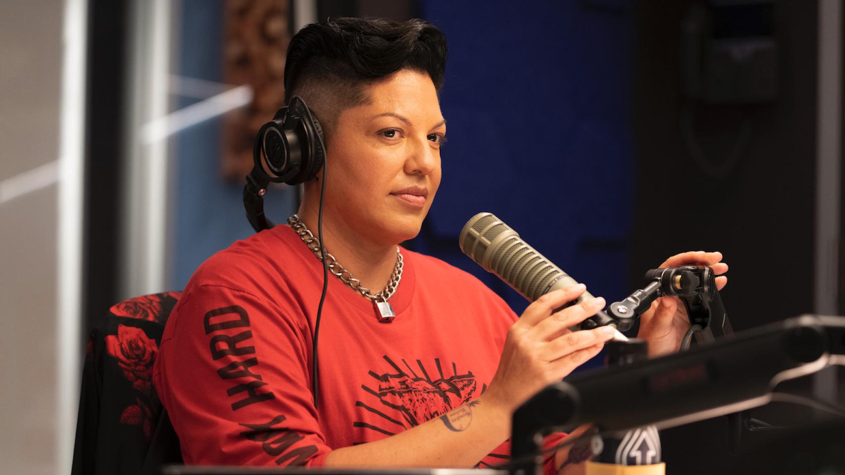 Entrevistamos a Sara Ramírez, que interpreta al primer personaje no binario del universo 'Sexo en Nueva York'.