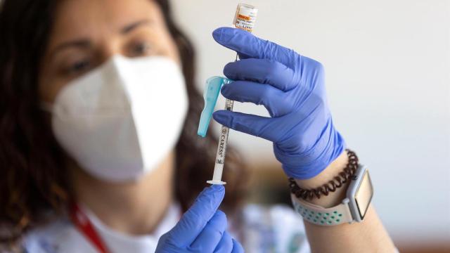 Una enfermera prepara una dosis de la vacuna
