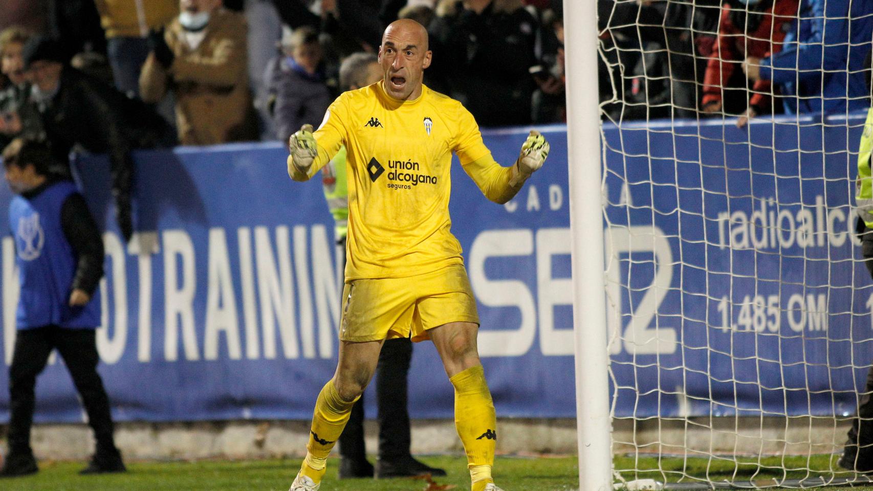 El guardameta del Alcoy, José Juan, celebra su pase a la siguiente fase de la Copa del Rey tras derrotar al Levante.