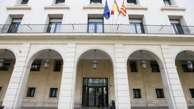 La fachada de la Audiencia de Alicante donde se ha dictado sentencia.