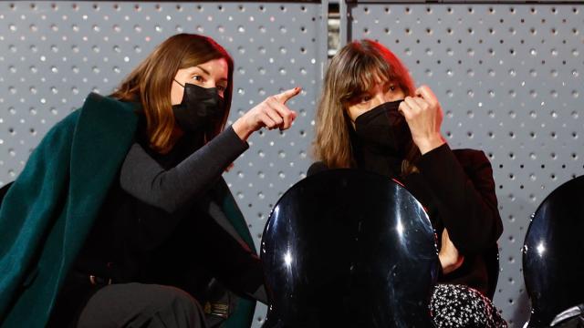 Alba Santana y su hermana Beatriz durante la capilla ardiente de su padre Manolo en la Caja Mágica de Madrid.