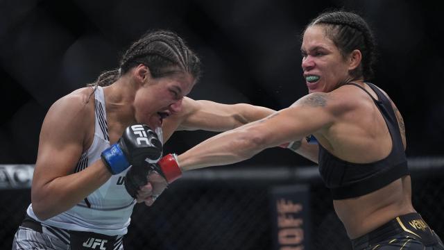 Julianna Peña y Amanda Nunes, durante el UFC 269