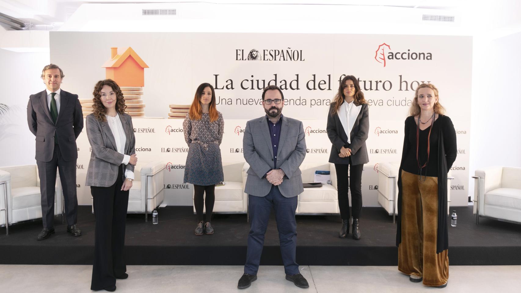 De izda. a dcha.: Pablo Pérez-Montero (CaixaBank), Teresa Joven (Acciona), Alicia Regodón (UN-Habitat), Eduardo Ortega (El ESPAÑOL-Invertia), Bárbara Recio (Savills Aguire Newman) y Eugenia del Río (COAM).