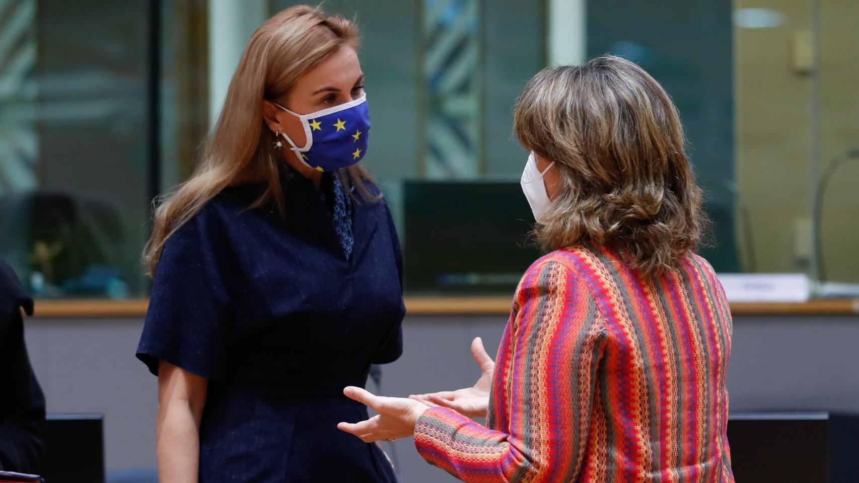La vicepresidenta Teresa Ribera conversa con la comisaria Kadri Simpson, que ha ignorado la mayoría de sus propuestas para bajar la luz