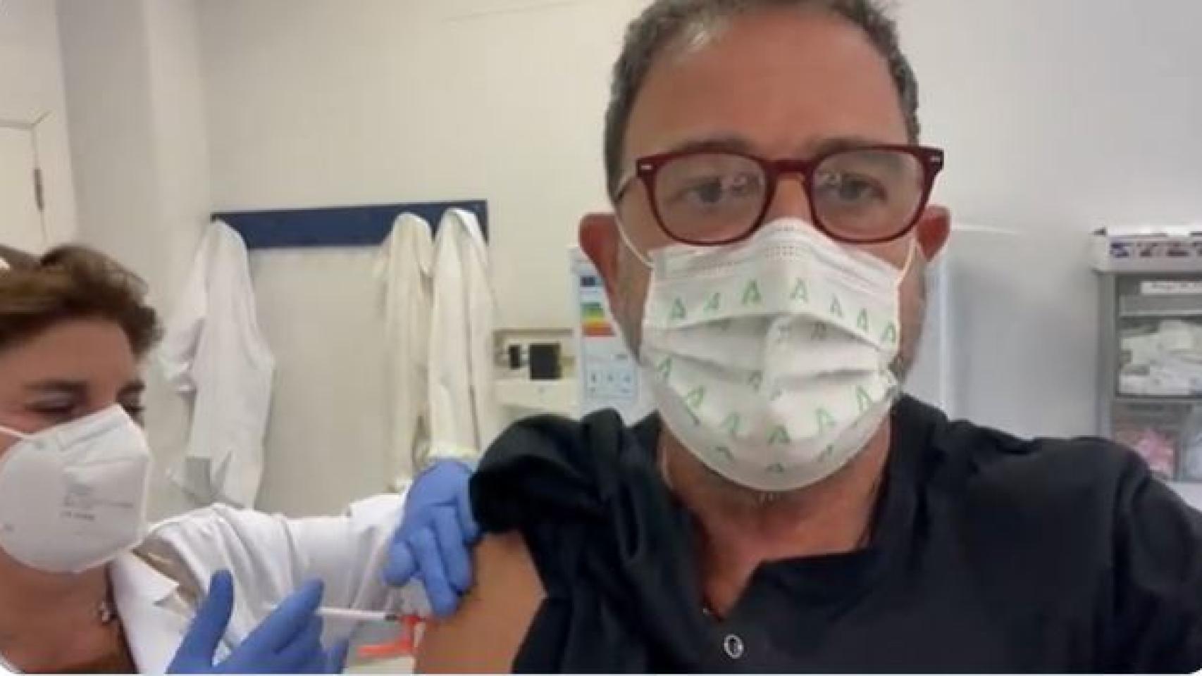 Carlos Bautista, delegado de Salud, poniéndose la tercera dosis de la vacuna.