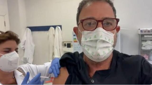 Carlos Bautista, delegado de Salud, poniéndose la tercera dosis de la vacuna.