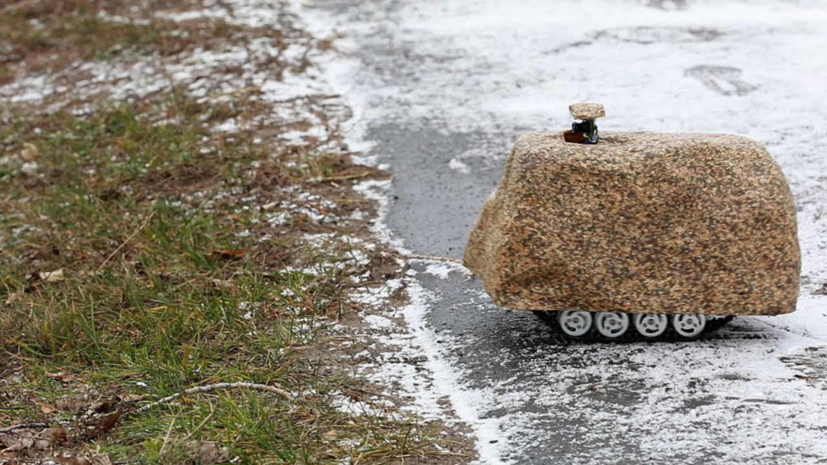 El robot ruso con forma de piedra para vigilar enemigos.