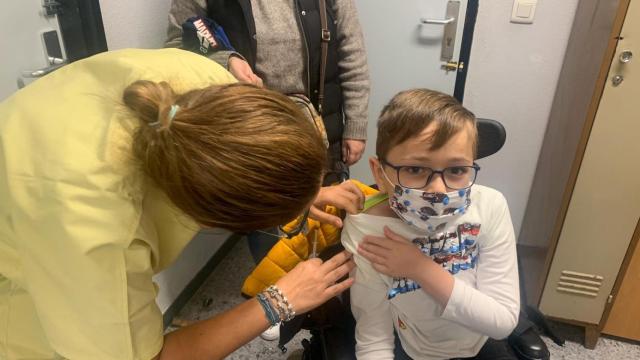 Tiago, uno de los primeros niños gallegos en recibir la vacuna del Covid en el CHUS.