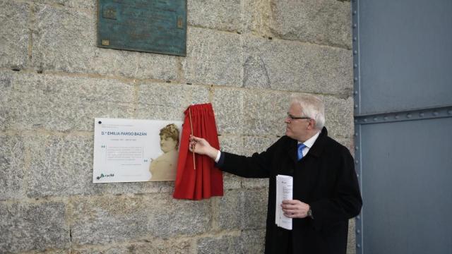 El subdirector de Estaciones Noroeste de Adif, Víctor Barrós, descubre la placa de Emilia Pardo Bazán.