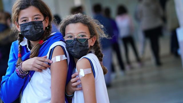 Dos niñas tras haber recibido la vacuna contra la Covid en Santiago de Compostela.