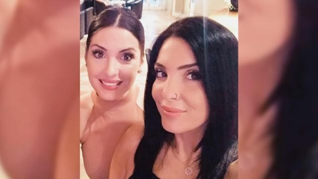 Sara y su hermana, Nora, en una imagen cedida por la familia.