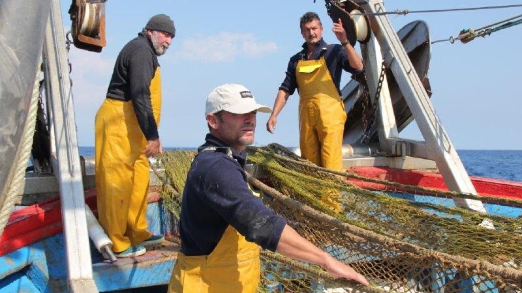 Pescadores faenando en una imagen de archivo.