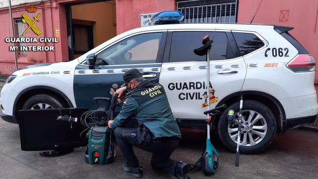 La Guardia Civil identifica a los tres autores de un robo en el interior de una vivienda de O Rosal, de donde sustrajeron una televisión, una caña de pescar, una hidrolimpiadora, una desbrozadora y una motosierra eléctrica