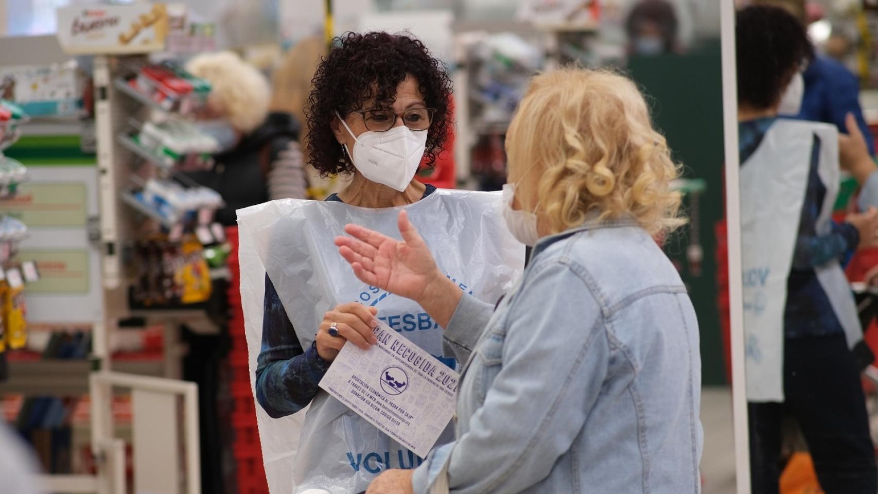 Voluntaria informativa de la Gran Recogida 2021.