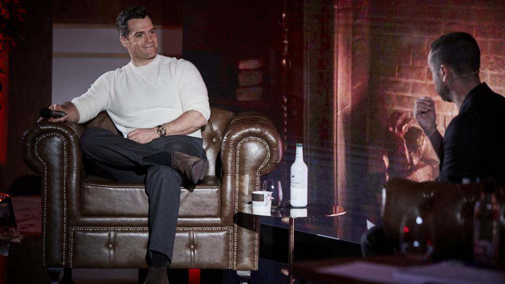 Henry Cavill en una entrevista para promocionar la serie.