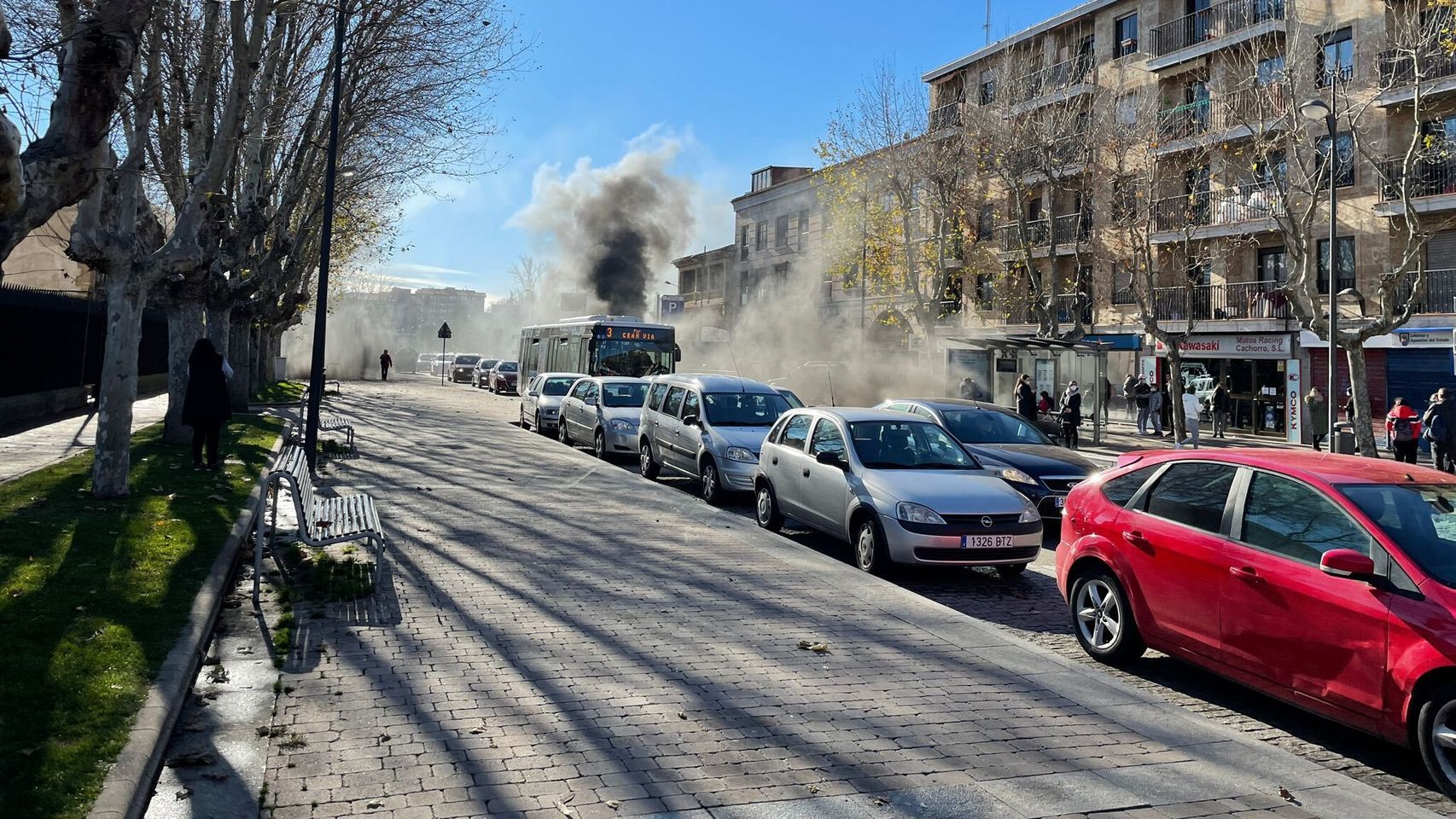 Imagen del incendio del vehículo en Salamanca / Foto: @JesuitinaSA