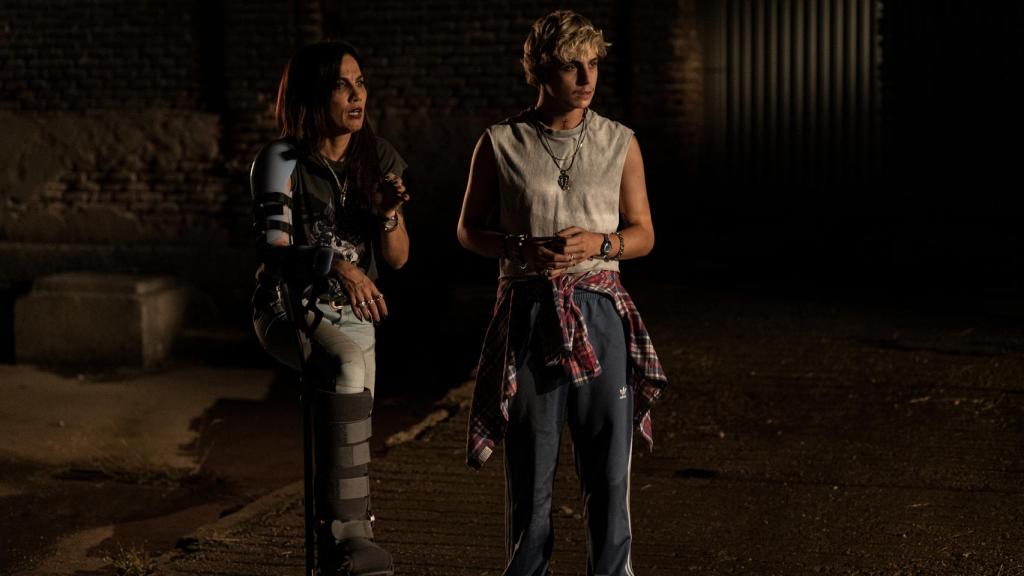 Toni Acosta y Omar Banana en una de las escenas de 'Sin novedad'.