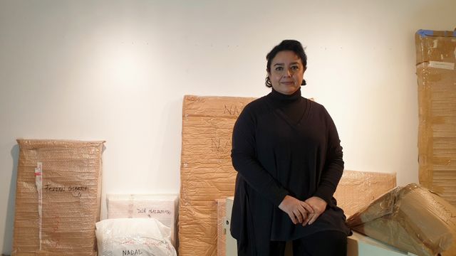 La galerista Begoña Deltell celebra las dos décadas de Aural en Alicante.