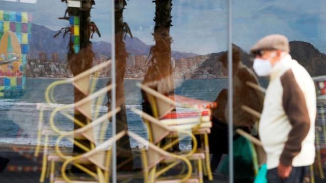 Restaurante cerrado en la playa de Benidorm, en imagen de archivo.