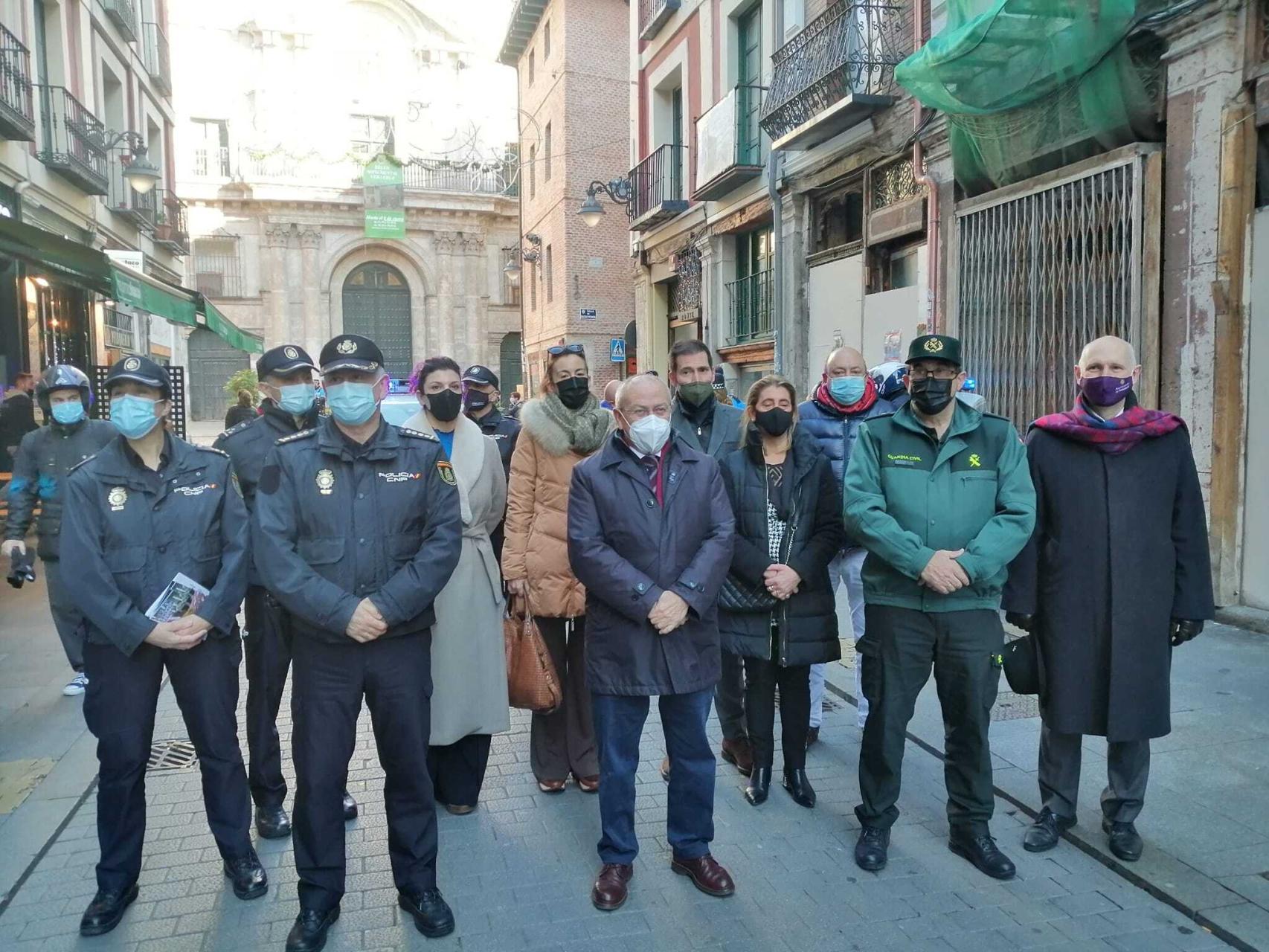 Policía, Guardia Civil, autoridades y comerciantes durante la presentación de la campaña de vigilancia