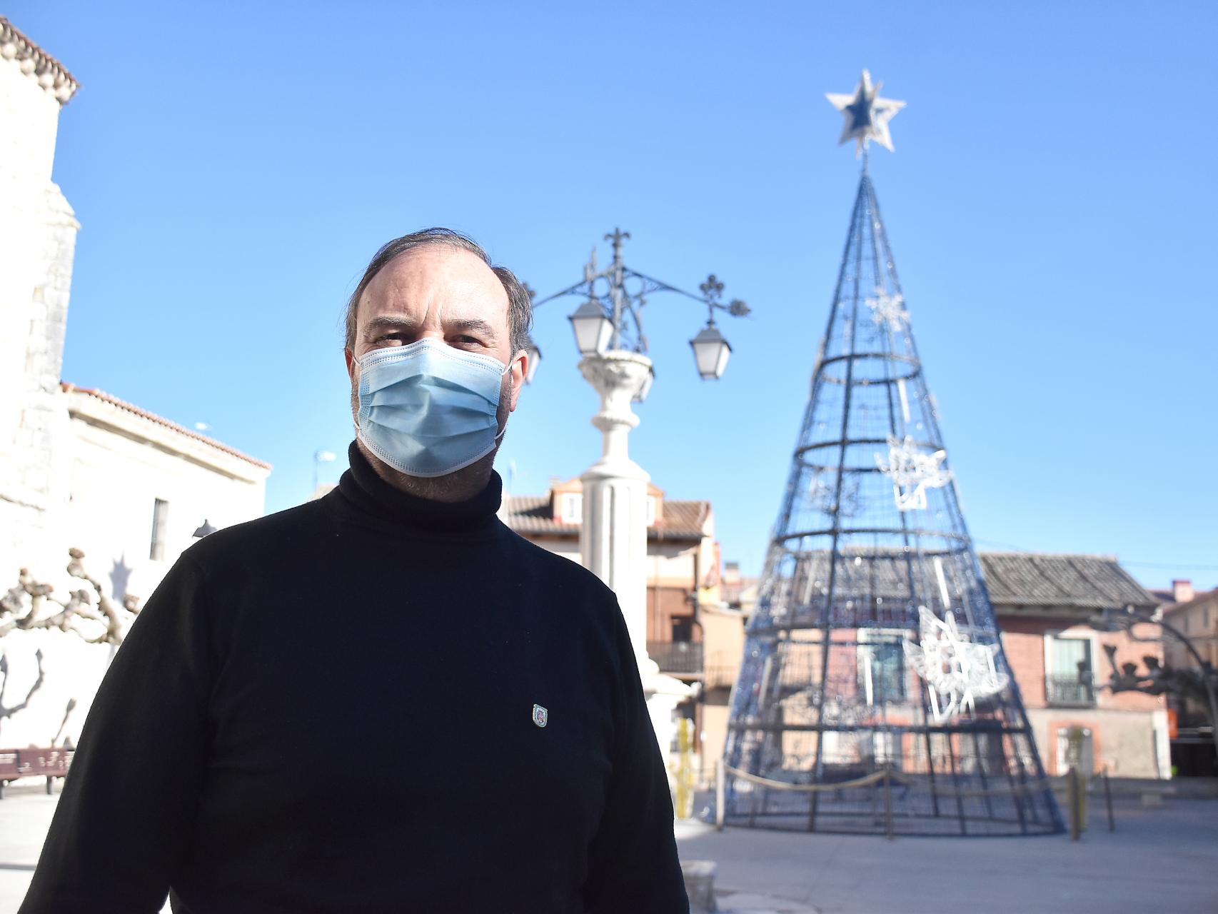 Javier Gómez Potente, alcalde de Tudela de Duero, junto al árbol de más de 20 metros ubicado en la plaza