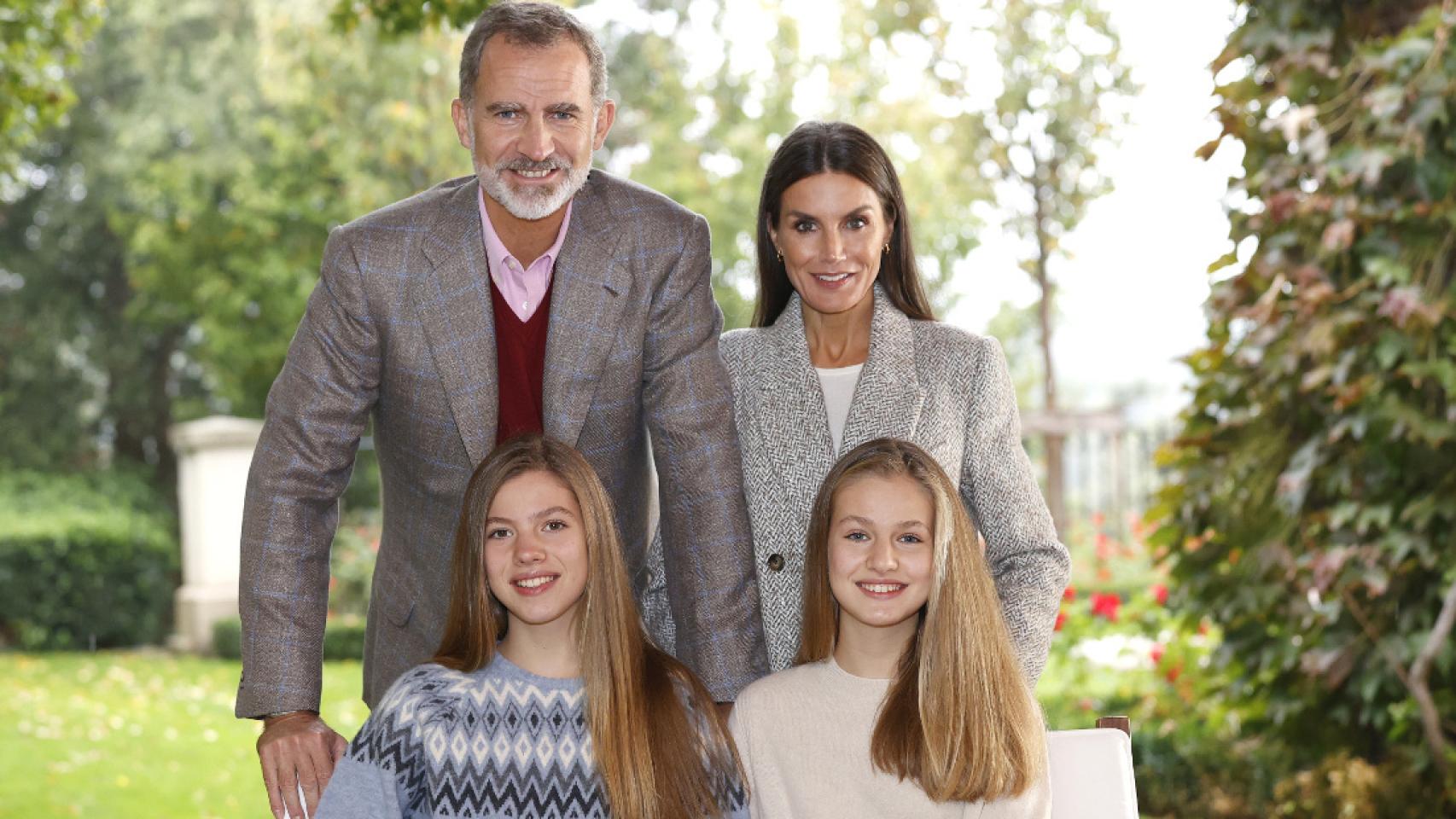 Los reyes de España, Felipe VI y Letizia, junto a sus hijas, la princesa Leonor y Sofía.