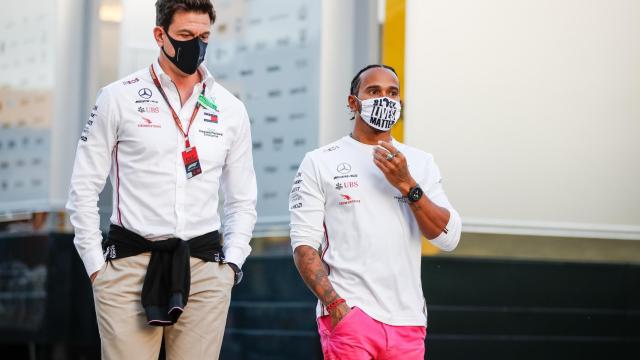 Toto Wolff junto a Lewis Hamilton