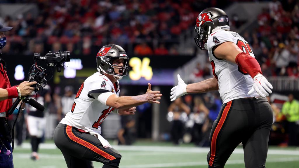 Tom Brady y Rob Gronkowski celebran un touchdown de los Tampa Bay Buccaneers en la NFL 2021/2022