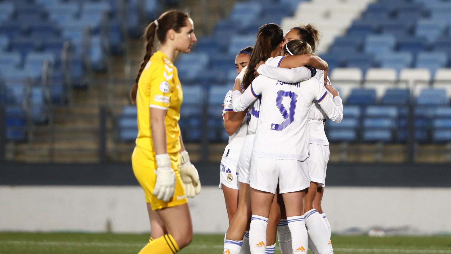 Piña de las jugadoras del Real Madrid Femenino para celebrar el 1-0 ante el Kharkiv