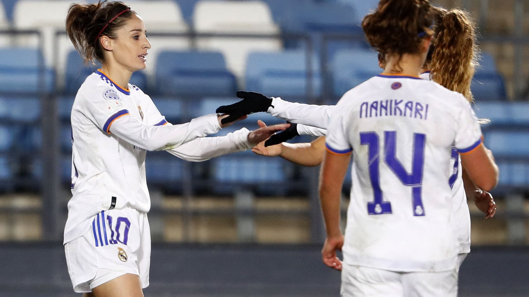 Las jugadoras del Real Madrid Femenino felicitan a Esther González por su gol
