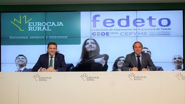El director general de Eurocaja Rural, Víctor Manuel Martín, y el presidente de Fedeto, Ángel Nicolás, firman el convenio
