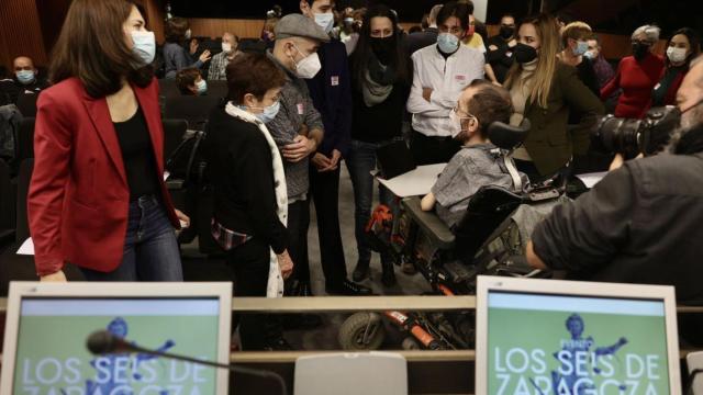 Isa Serra y Echenique, junto a los familiares de 'Los Seis de Zaragoza'.