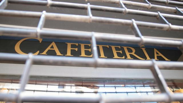 Verja de una cafetería cerrada en Logroño.