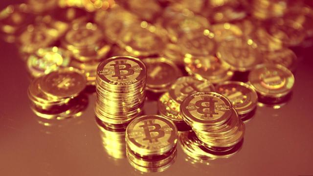 Varias monedas físicas representativas del bitcoin.