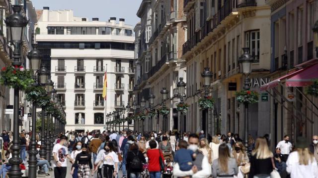 Imagen de archivo de decenas de personas caminando por la calle Larios, en Málaga.