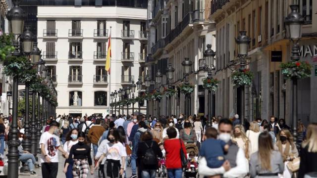Imagen de archivo de decenas de personas caminando por la calle Larios, en Málaga.