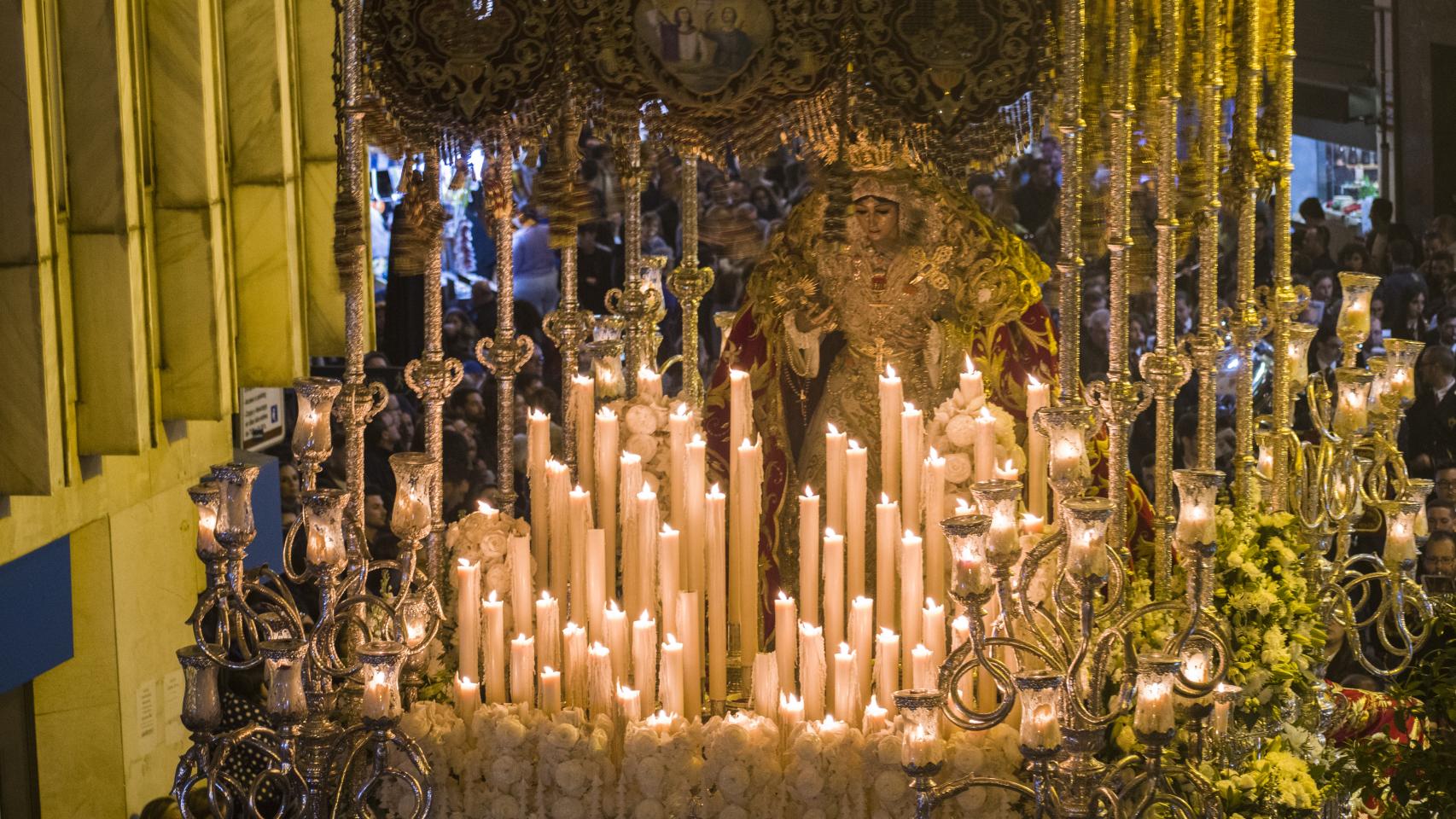 El trono de María de la O enfila calle Casapalma.