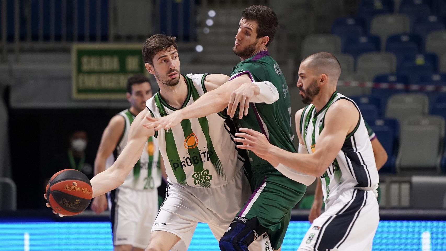 Rubén Guerrero y Ante Tomic en un partido de la temporada 20/21.