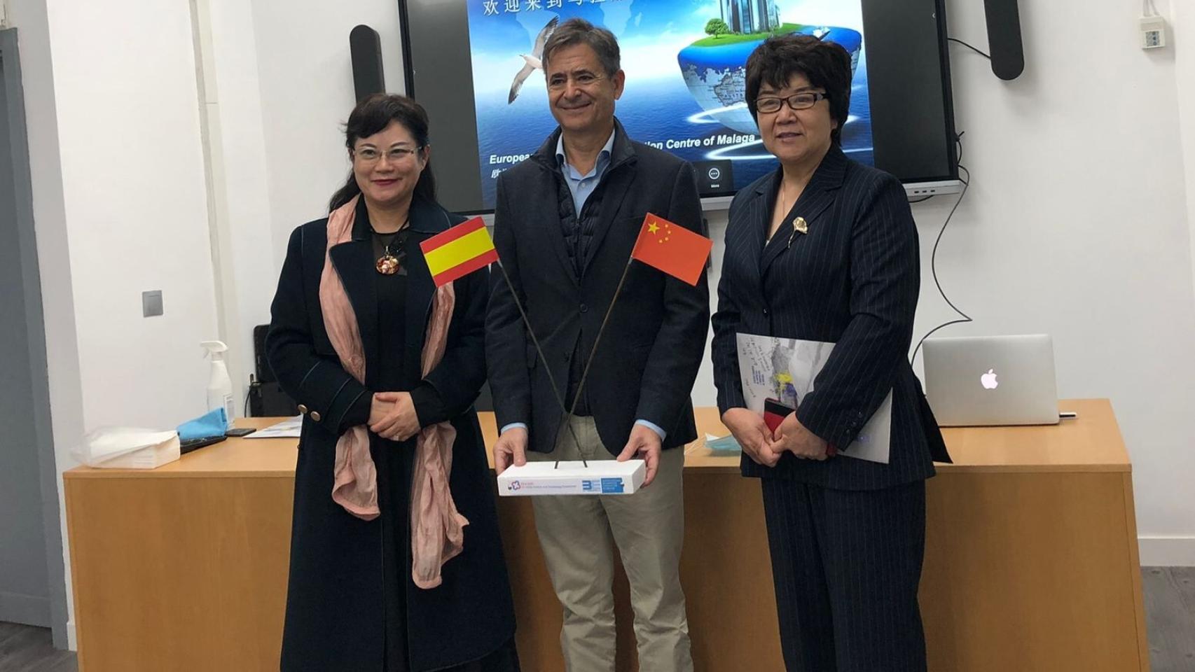 Álvaro Simón de Blas, Director General de BIC Euronova, con representantes de la delegación china dirigida por la Asociación EU-CHINA Science and Technology Committee (EUCSTC).
