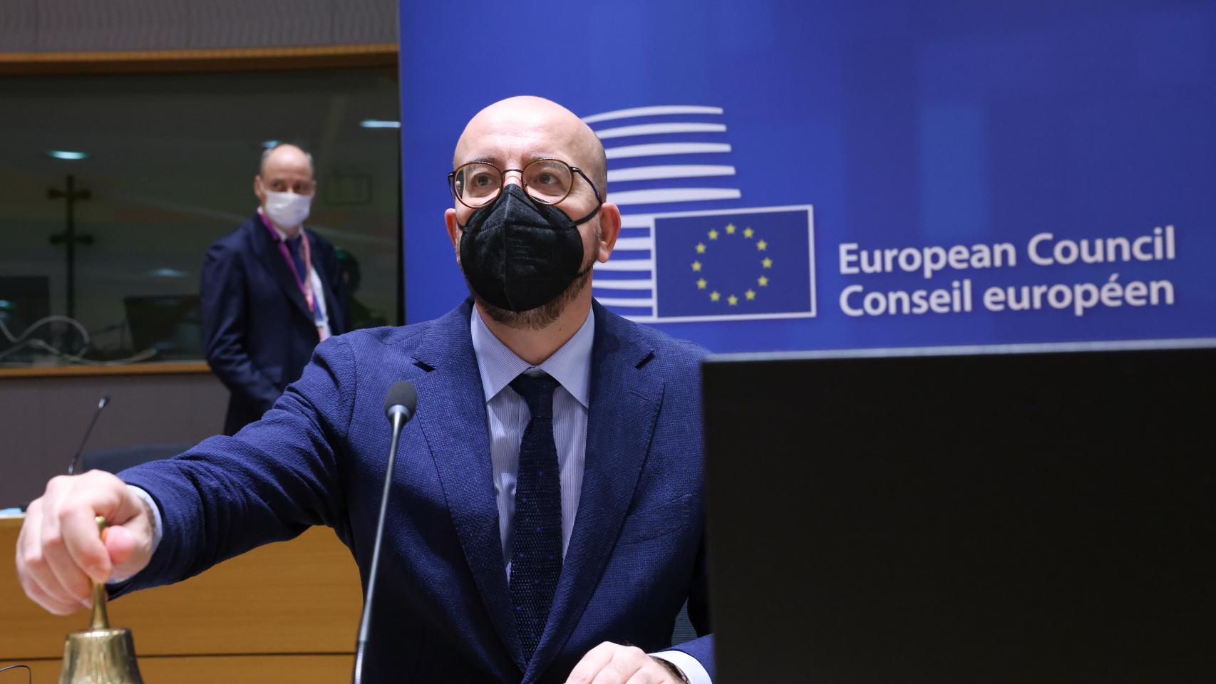 El presidente del Consejo Europeo, Charles Michel, con la campana que usa para iniciar los debates en las cumbres